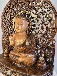 Indický Buddha z tropického dřeva
