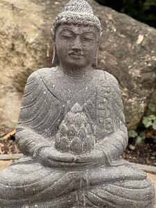 Buddha z říčního kamene s lotosovým pupenem – 60 cm