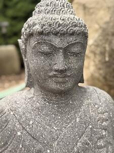 Buddha z říčního kamene s lotosovým pupenem – 60 cm