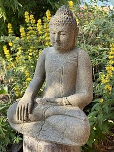 Buddha z lávového kamene – 60 cm, ručně tesaný na Jávě