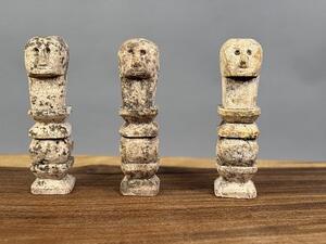 Kamenná figurka z Timoru – 20 cm vysoký etnický strážce