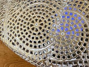 Kovová lampa / lucerna s krajkovým vzorem – Německo, 34 cm