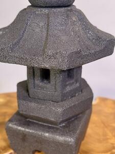 Japonská kamenná lampička 38 cm – zahradní dekorace z umělého kamene