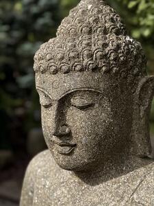 Kamenný Buddha z basanitu 120 cm – výjimečná socha z Jávy
