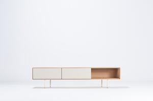 Bílý TV stolek z dubového dřeva Gazzda Fina, šířka 200 cm