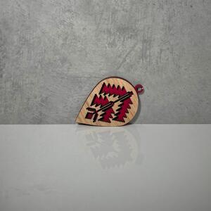 Wooden Mooden Dřevěné vánoční ozdoby Folklor (červený podklad) Tvar: kapka