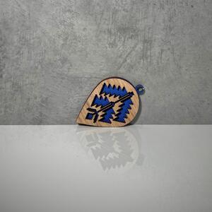 Wooden Mooden Dřevěné vánoční ozdoby Folklor (modrý podklad) Tvar: kapka