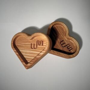 Wooden Mooden Dřevěný podtácek Srdíčko Materiál: Jasan