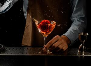 Malvis ® Tapeta Close-up barman s drinkem Vel. (šířka x výška): 288 x 200 cm