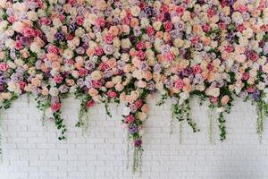 Malvis ® Tapeta Stěna obklopená růžemi Vel. (šířka x výška): 144 x 105 cm
