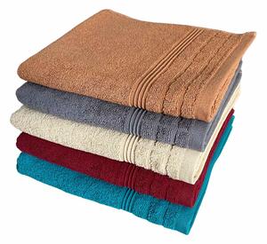 Jednobarevný froté ručník s jemným vytkaným vzorem ve spodní části. Barva ručníku je béžová. Rozměr ručníku 50x100 cm. Plošná hmotnost 450 g/m2. Praní na 60°C