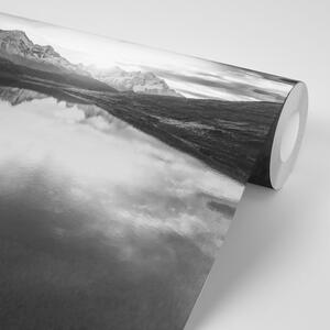 Fototapeta černobílé horské jezero