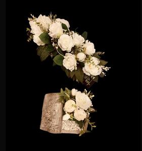 Aranžmá smuteční - kniha, bílé růže na hrob,d.20cm