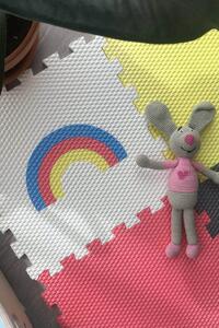 Pěnová hrací podlaha DUHA do dětského pokoje - Tmavě šedá s barevnou duhou