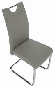 Jídelní židle potažená světle šedou ekokůží se zdobným prošitím na opěradle a chromovou moderně tvarovanou podstavou TK182