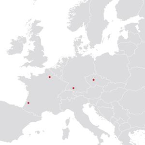 FUGU Samolepka na zeď- Mapa Evropy s hranicemi států Barva: světle šedá 072, Druhá barva: červenooranžová 047, Rozměr: celá mapa 119 x 95 cm + barevné puntíky
