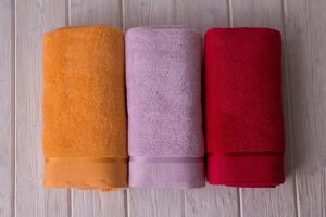 Nechte se hýčkat froté ručníkem vyrobeným z kvalitní 100% bavlny s gramáží 500 g/m2. Rozměr ručníku: 50x100 cm. Barva ručníku je vínová
