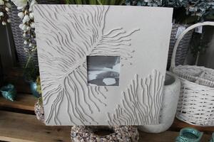 Krémový závěsný fotorám v pískovém designu 36 cm