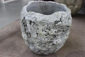 Šedý betonový květináč v designu kamene 21cm