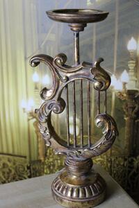 Starozlatý patinovaný svícen v tvaru lyry 31cm