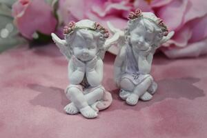 Bílé růžově oděné sedící sošky andělů 2-set