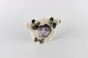 Krémový dětský fotorámeček v designu ovečky