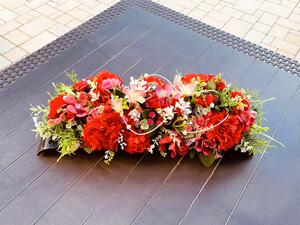 Aranžmá květinové umělé v červené - ikebana plast, d.50cm