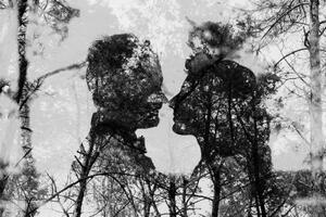 Tapeta zamilovaný pár v černobílém - 300x200 cm