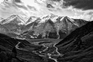 Tapeta krásné horské údolí v černobílém provední - 300x200 cm