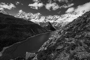 Tapeta řeka a hory v černobílém - 300x200 cm