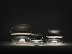Designová stolní lampa Brokis Macaron M, PC1039 Barva skla: Transparentní číré sklo, Základna: Dub evropský - černě mořený (CSFB1574), Disk: BROKISGLASS - kouřově šedá mat (CSOP1577)