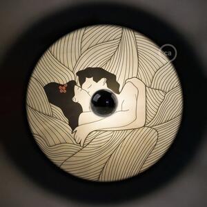 Creative cables Fermaluce romantic s oboustranným dřevěným stínidlem ufo s ilustracemi od různých umělců Barva: Chiara Fucà