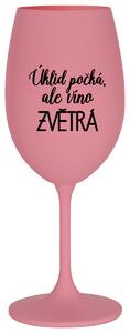 ÚKLID POČKÁ, ALE VÍNO ZVĚTRÁ - růžová sklenice na víno s textem 350 ml