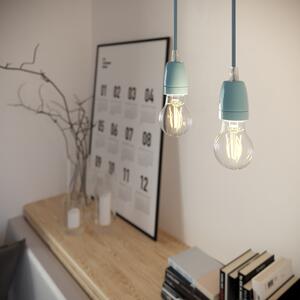 Creative cables Závěsná lampa s textilním kabelem a barevnými detaily z porcelánu Barva: Světle modrá