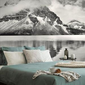 Tapeta krásné horské jezero v černobílém - 375x250 cm