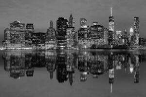 Samoelpící fototapeta černobílý odraz Manhattanu ve vodě - 150x270