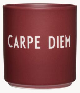 Hrnek's nápisem Favourite Carpe Diem
