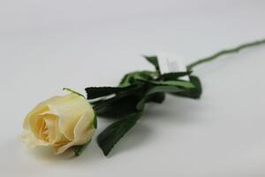 Krémová umělá růže na stonku s listy 56cm