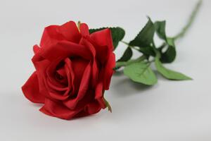 Červená umělá růže na stonku s listy 66cm