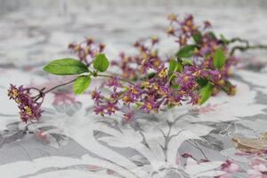 Růžová umělá jarní větvička s květinkami 56cm