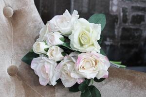 Bílá kytička růží s růžovým odstínem s puky