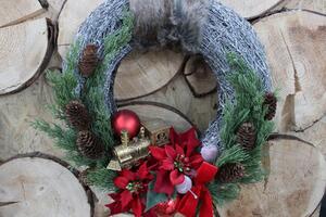 Zasněžený vánoční věnec na dveře s vláčkem 41cm