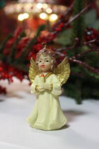 Krémová závěsná ozdoba andílka se svíčkou 7cm