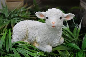 Bílá ležící dekorační ovečka 24cm