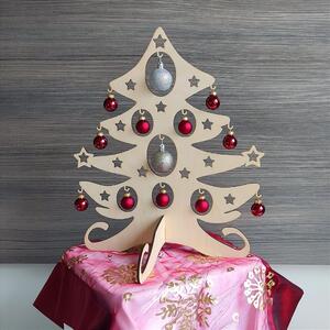 Dřevěný vánoční stromeček ozdobený