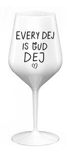 EVERY DEJ IS GUD DEJ - bílá nerozbitná sklenice na víno 470 ml
