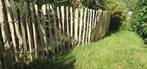 Dřevěné oplocení pro zahradu a jezírko, ovčí plot o rozměrech 50 x 500 cm, plot s lamelami s rozestupem 3-5 cm