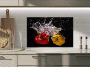 Sklo do kuchyně papriky ve vodě na černém pozadí - 50 x 70 cm