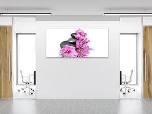 Obraz skleněný květ orchidej na kameni a hladině - 30 x 60 cm
