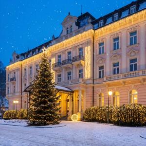 Vánoční sada pro hotely Resort, strom 6–8 m, 20× krápníky 3 m, 7× řetěz 20 m, 1× závěs 1 × 8 m, 3D LED koule Ø 60 cm, teplá bílá